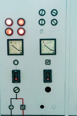 Eski elektrik santralinde bir gösterge paneli