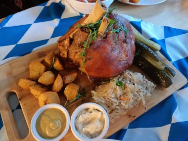 Kızarmış domuz budu ve kızarmış lahana.