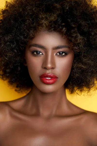 Charmante Afroamerikanerin Mit Lockigem Haar Die Auf Gelbem Hintergrund Die — Stockfoto