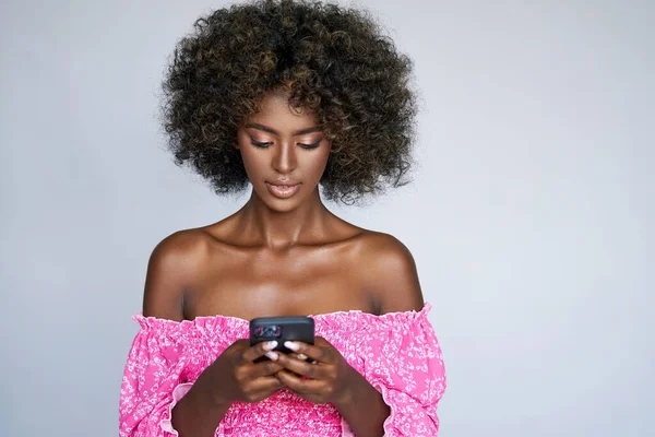 年轻的非洲裔美国女性 站在工作室的白色背景下浏览手机 — 图库照片