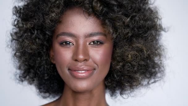 Αισιόδοξη Αφρο Αμερικανίδα Σγουρά Αφρο Μαλλιά Χαμογελώντας Και Κοιτάζοντας Την — Αρχείο Βίντεο