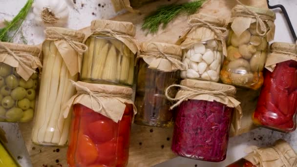 Berbagai Jenis Memelihara Sayuran Dan Jamur Dalam Toples Kaca Tampilan — Stok Video