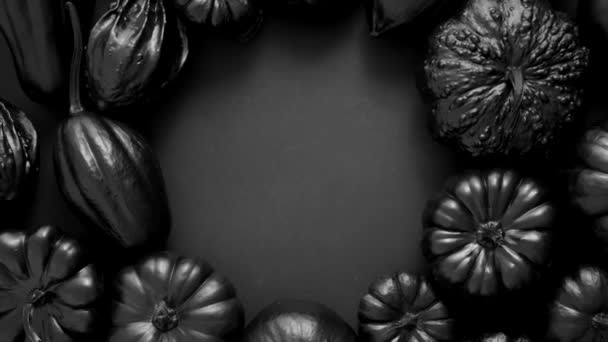 Schwarz Bemalte Und Kreisförmig Auf Dunklem Hintergrund Angeordnete Kürbisse Von — Stockvideo