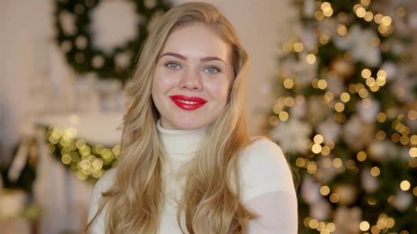 Modieuze Glimlachende Vrouw Die Een Knusse Trui Draagt Voor Kerstboom — Stockvideo