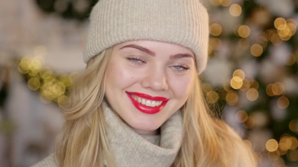 Zimní Vánoční Portrét Mladá Usměvavá Blondýnka Červenou Rtěnkou Oblečená Teplém — Stock video