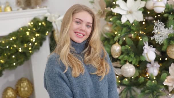 Modna Uśmiechnięta Kobieta Ubrana Drutach Przytulny Sweter Przed Choinką Koncepcja — Wideo stockowe