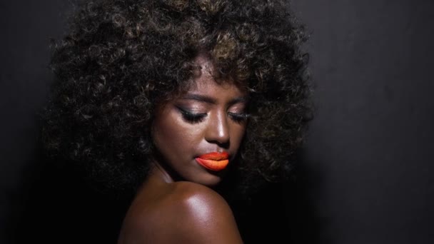 Beautiful Portrait Sensual African American Fashion Model Bare Shoulders Colorful — Stockvideo