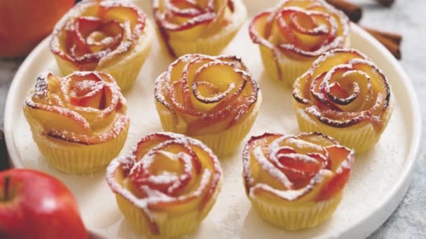 Cima Deliciosas Tortas Forma Rosa Com Açúcar Servido Placa Perto — Vídeo de Stock