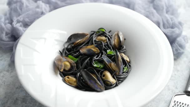 Mexilhões Recém Capturados Servido Prato Branco Prato Restaurante Frutos Mar — Vídeo de Stock