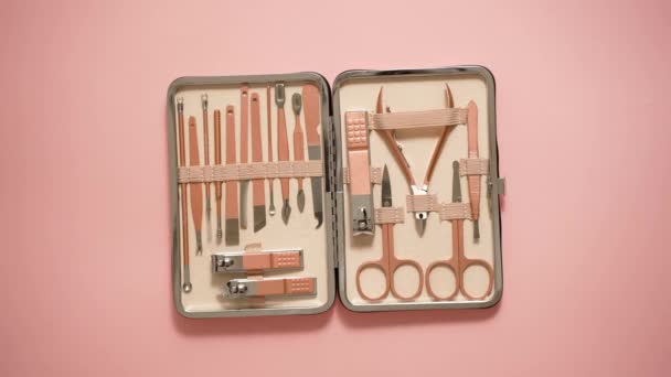 ピンクの背景に置かれたケースにネイルケア用に設定された化粧品ケースのトップビュー — ストック動画