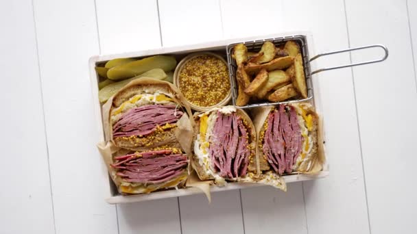 Appetitliche Sandwiches Mit Pastrami Rindfleisch Holzkiste Serviert Mit Bratkartoffeln Essiggurken — Stockvideo