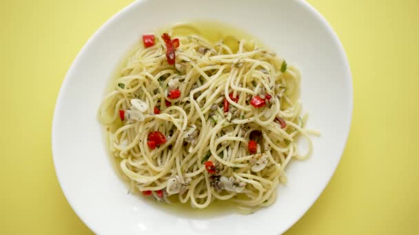 Tradycyjne Włoskie Danie Spaghetti Agilo Olio Ostrą Papryką Chili Oliwką — Wideo stockowe