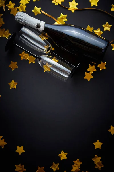 Ποτήρια Και Μπουκάλι Σαμπάνια Χρυσές Σερπεντίνες Και Κομφετί Ξαπλωμένα Μαύρο — Φωτογραφία Αρχείου