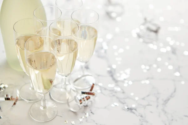 Şampanya Bardakları Şişe Beyaz Mermer Arka Planda Parti Konfeti Yılanlarla — Stok fotoğraf