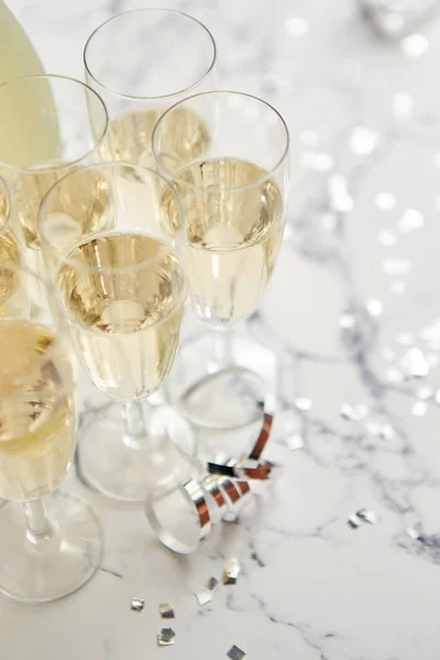 Şampanya Bardakları Şişe Beyaz Mermer Arka Planda Parti Konfeti Yılanlarla — Stok fotoğraf