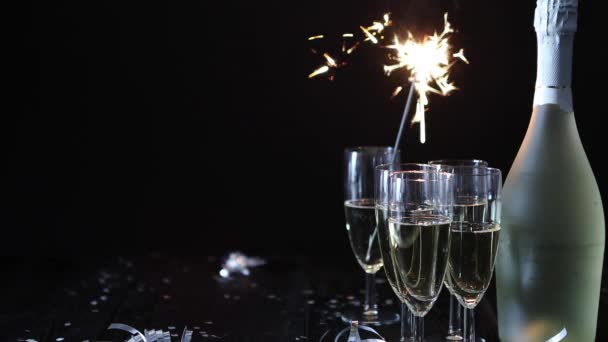 党的作文形象 杯子里塞满了香槟放在黑桌上 用酒瓶和火花 具有复制空间的精致构图 — 图库视频影像