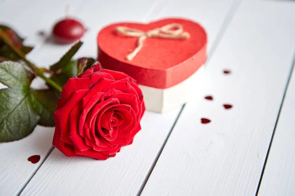 Μόνο Φρέσκα Κόκκινος Αυξήθηκε Λουλούδι Στο Λευκό Ξύλινο Τραπέζι Καρδιά — Φωτογραφία Αρχείου