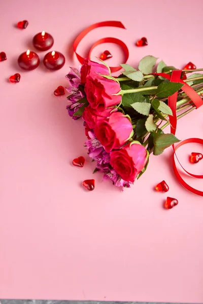 Ramo Flores Mixtas Con Rosas Velas Decoraciones Acrílicas Forma Corazón — Foto de Stock