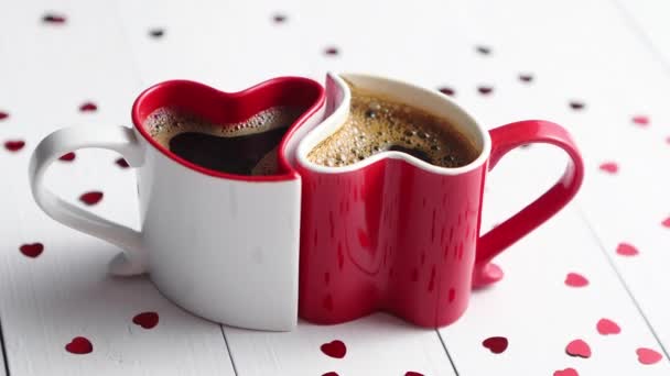 Δύο Κόκκινο Και Άσπρο Σχήμα Καρδιάς Φλιτζάνια Καφέ Συνδεδεμένη Τοποθετείται — Αρχείο Βίντεο