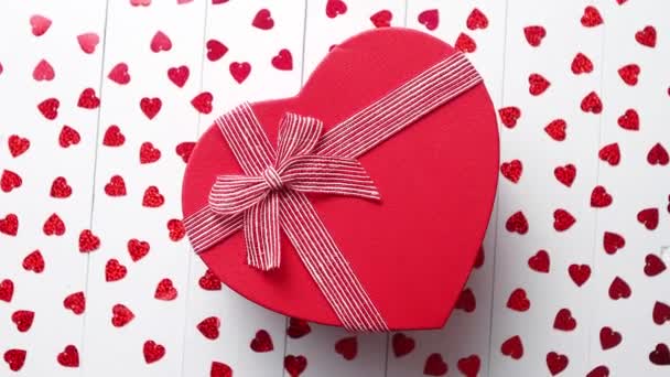 Valentijnsdag Decoratie Samenstelling Boxed Geschenk Hartvormige Rode Pailletten Witte Houten — Stockvideo