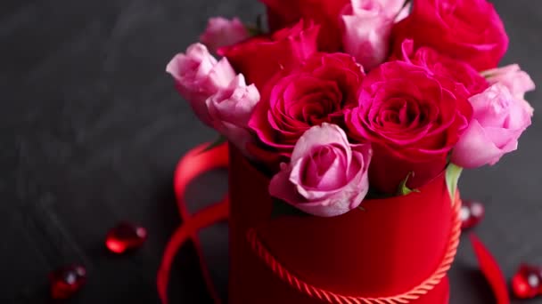 Букет Розовых Роз Упакован Красную Коробку Помещен Черном Каменном Фоне — стоковое видео