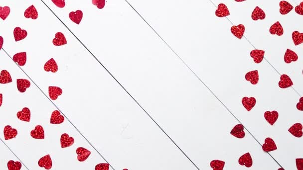 Sevgililer Günü Dekorasyon Kompozisyon Kalp Kırmızı Pullu Beyaz Ahşap Masanın — Stok video