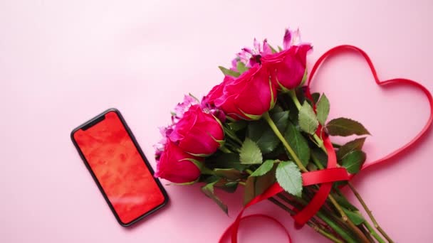 Mazzo Rose Rosa Con Fiocco Forma Cervo Telefono Cellulare Con — Video Stock