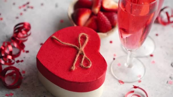 新鮮な熟したイチゴとハート型箱入りギフト つグラス ローズ シャンパンのボトルは 特別なロマンチックな日またはバレンタインの石のテーブルに配置されます コピー スペース — ストック動画