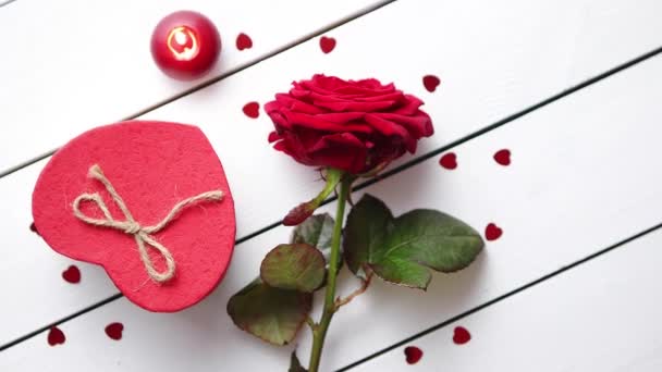 Einzelne Frische Rote Rosenblüten Auf Dem Weißen Holztisch Mit Herzförmigen — Stockvideo