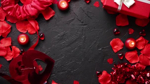 Concepto Amor San Valentín Rosas Rojas Pétalos Velas Accesorios Citas — Vídeo de stock