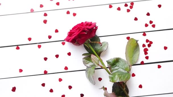 Tek Taze Kırmızı Gül Çiçek Kalp Ile Beyaz Ahşap Masa — Stok video
