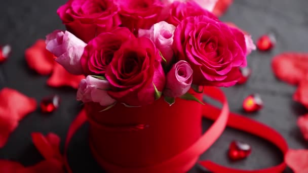 Букет Розовых Роз Упакован Красную Коробку Помещен Черном Каменном Фоне — стоковое видео