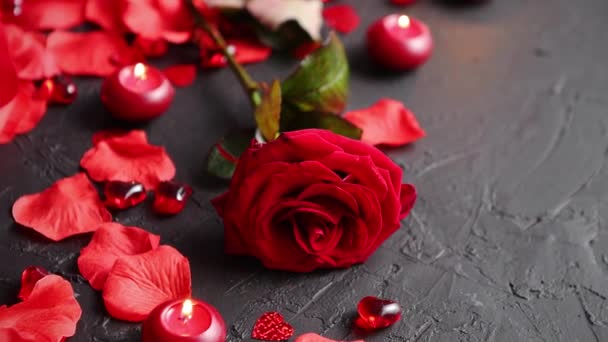 Любов День Святого Валентина Концепції Червона Троянда Пелюстки Свічки Знайомства — стокове відео