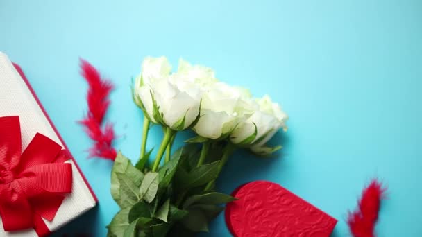 Bouquet Roses Blanches Avec Nœud Rouge Sur Fond Bleu Cadeau — Video
