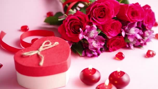 Mieszane Bukiet Róż Świece Serca Kształcie Akrylowa Dekoracje Różowym Tle — Wideo stockowe
