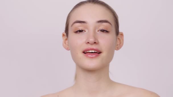 Jong Vrouwelijk Model Met Perfecte Huid Natuurlijke Make Glimlachen Kijken — Stockvideo