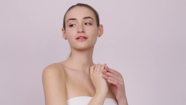 Modelo Feminino Jovem Com Pele Perfeita Maquiagem Natural Sorrindo Olhando — Vídeo de Stock