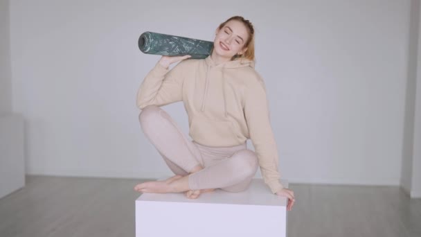 Paspaslı Mutlu Bayan Sporcu Stüdyoda Spor Yaparken Bacak Bacak Üstüne — Stok video
