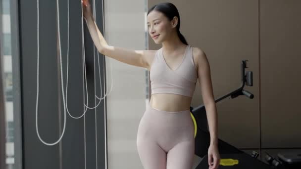 Ung Vacker Asiatisk Vuxen Inomhus Klädd Sportiga Leggings Och Underkläder — Stockvideo