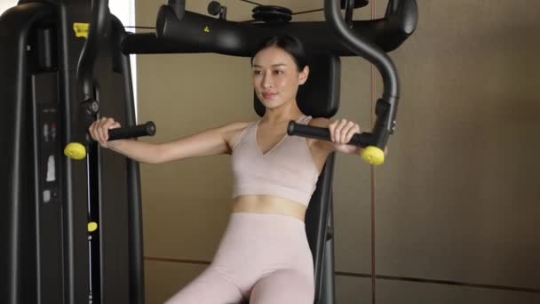 Uma Bela Menina Tailandesa Empurrando Seus Limites Dentro Casa Exercitando — Vídeo de Stock