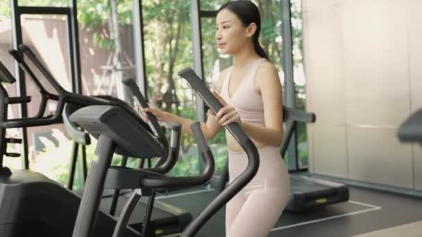 Aktivní Sportovní Mladá Thajská Žena Cvičí Uvnitř Zpomaleném Filmu Fitness — Stock video