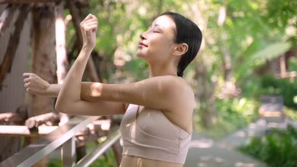 Una Bella Giovane Donna Tailandese Allunga Caldo Sole Estivo All — Video Stock