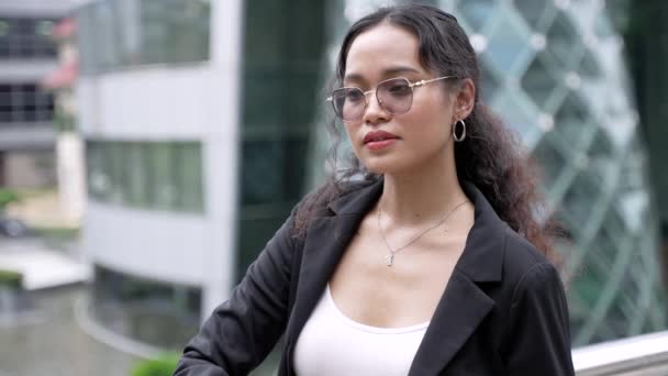 Портрет Азиатской Предпринимательницы Стоящей Перед Офисным Зданием Смотрящей Прямо Камеру — стоковое видео