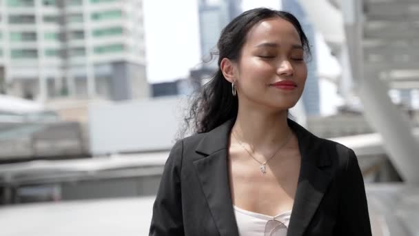 Młoda Modna Bizneswoman Czarnymi Włosami Spacerująca Miejskiej Dzielnicy Bangkoku Uśmiecha — Wideo stockowe