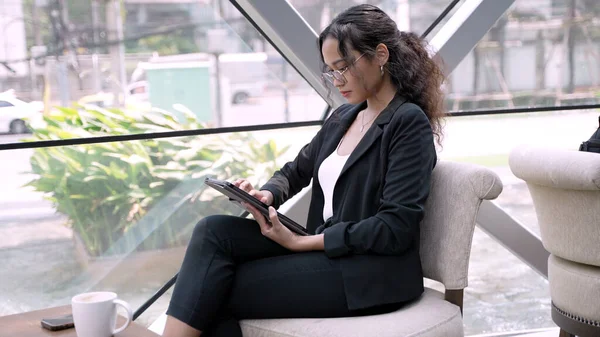 Tajka Kobieta Pracuje Sama Ruchliwej Bangkoku Używając Tabletu Technologii Bezprzewodowej — Zdjęcie stockowe