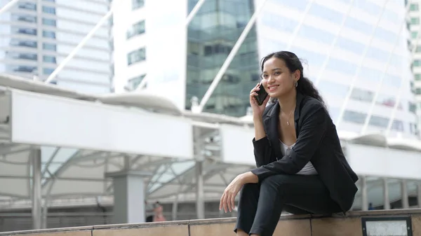 Gelukkig Glimlachende Zakenvrouw Zitten Praten Mobiele Telefoon Buiten Straat Stad — Stockfoto