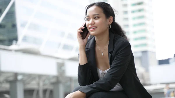 Young Asian Businesswoman Formal Attire Sits Smiling Using Smartphone While — Stock Photo, Image