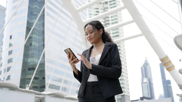Asiatisk Arbetande Kvinna Som Innehar Och Använder Mobiltelefon Gatan Med — Stockfoto