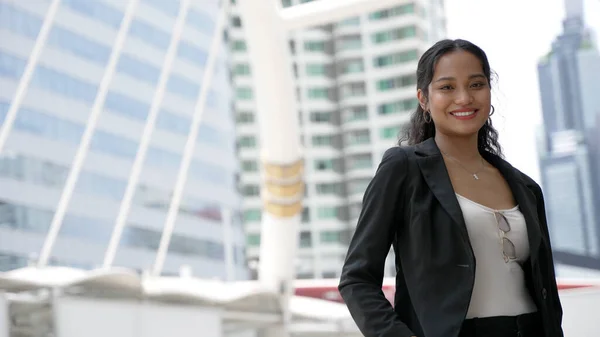Young Asian Businesswoman Stands Front Bangkok Skyscraper Smiling Positive Emotion — Stock Photo, Image