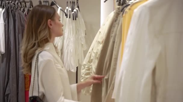 Elegant Kvinna Shopping För Kläder Liten Butik — Stockvideo